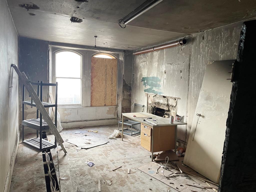 Lot: 27 - COMMERCIAL PROPERTY WITH POTENTIAL - Fire damaged room on the first floor